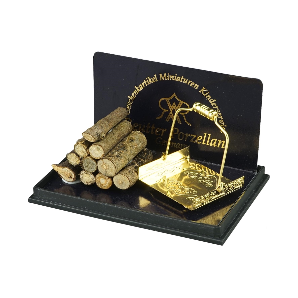 Kaminholz mit goldenem, schön verzierten Holzsammler