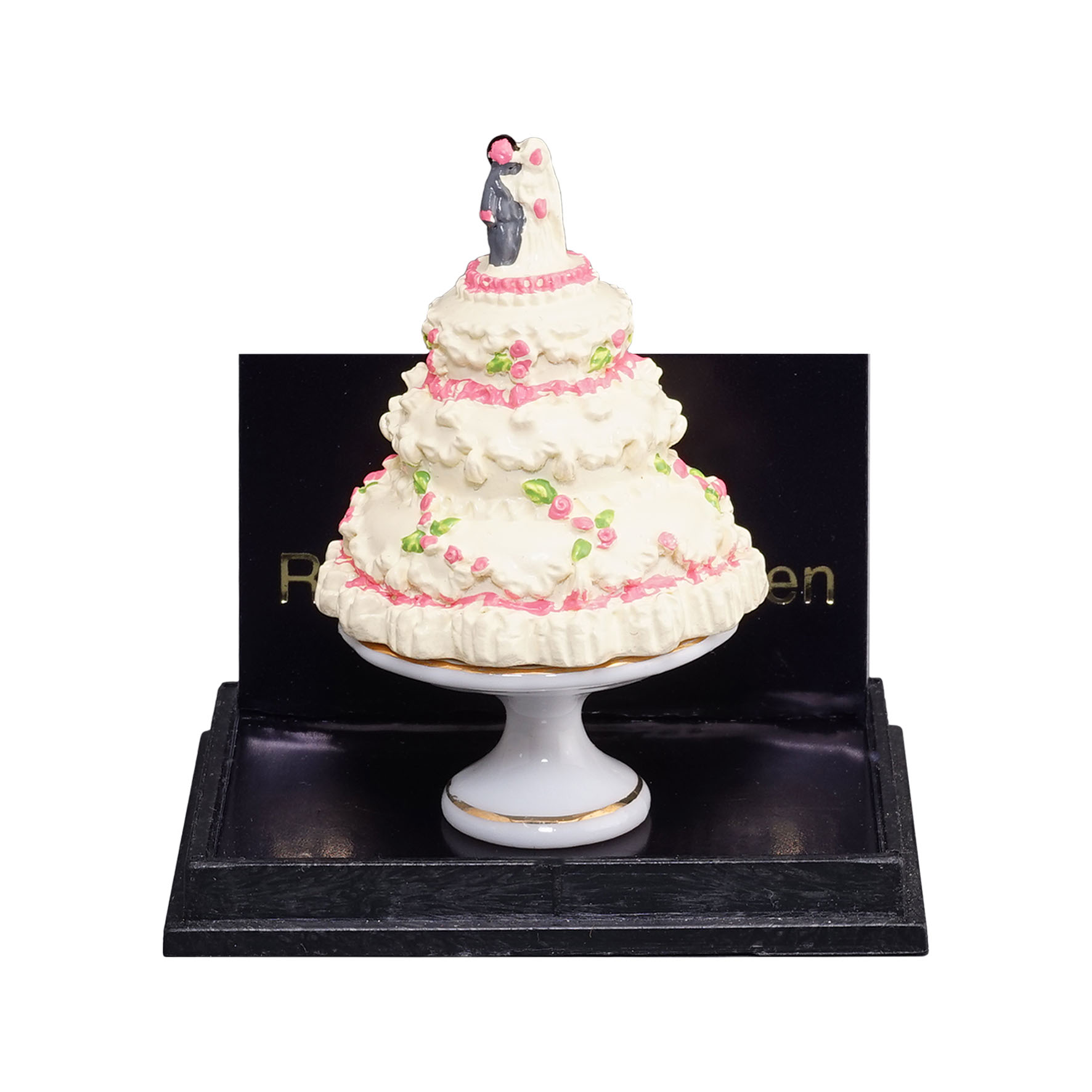 Hochzeitstorte auf Porzellanplatte mit Fuß