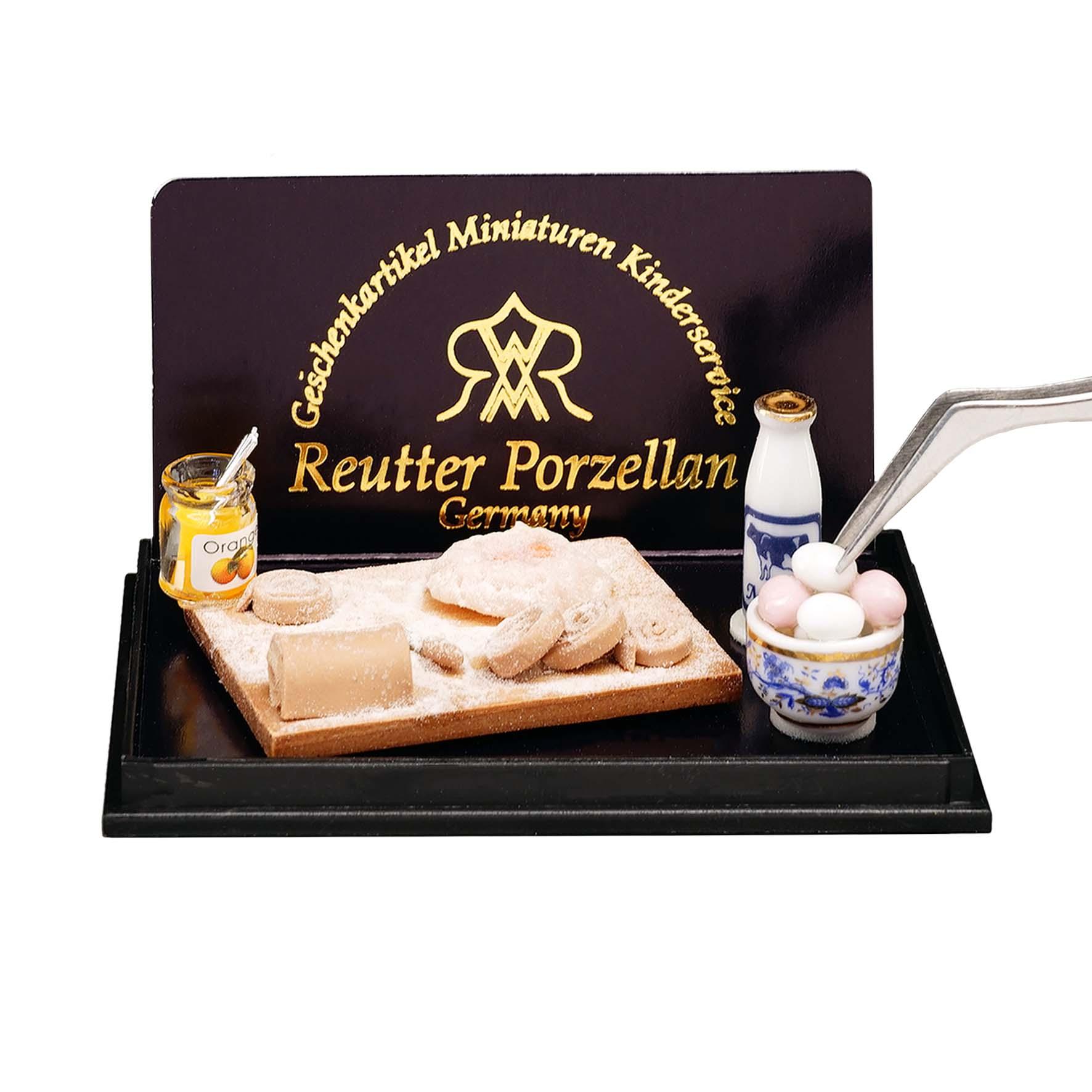 Backbrett mit Milch, Eiern, Mehl und Marmelade