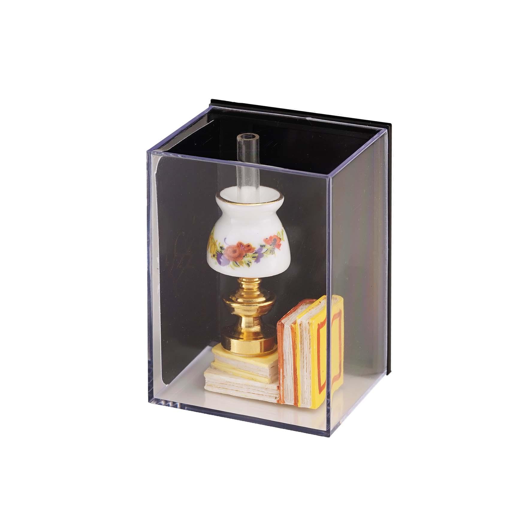 Petroleumlampe mit Büchern - Blumendekor