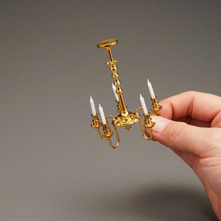 Metallkronleuchter mit Kerzen