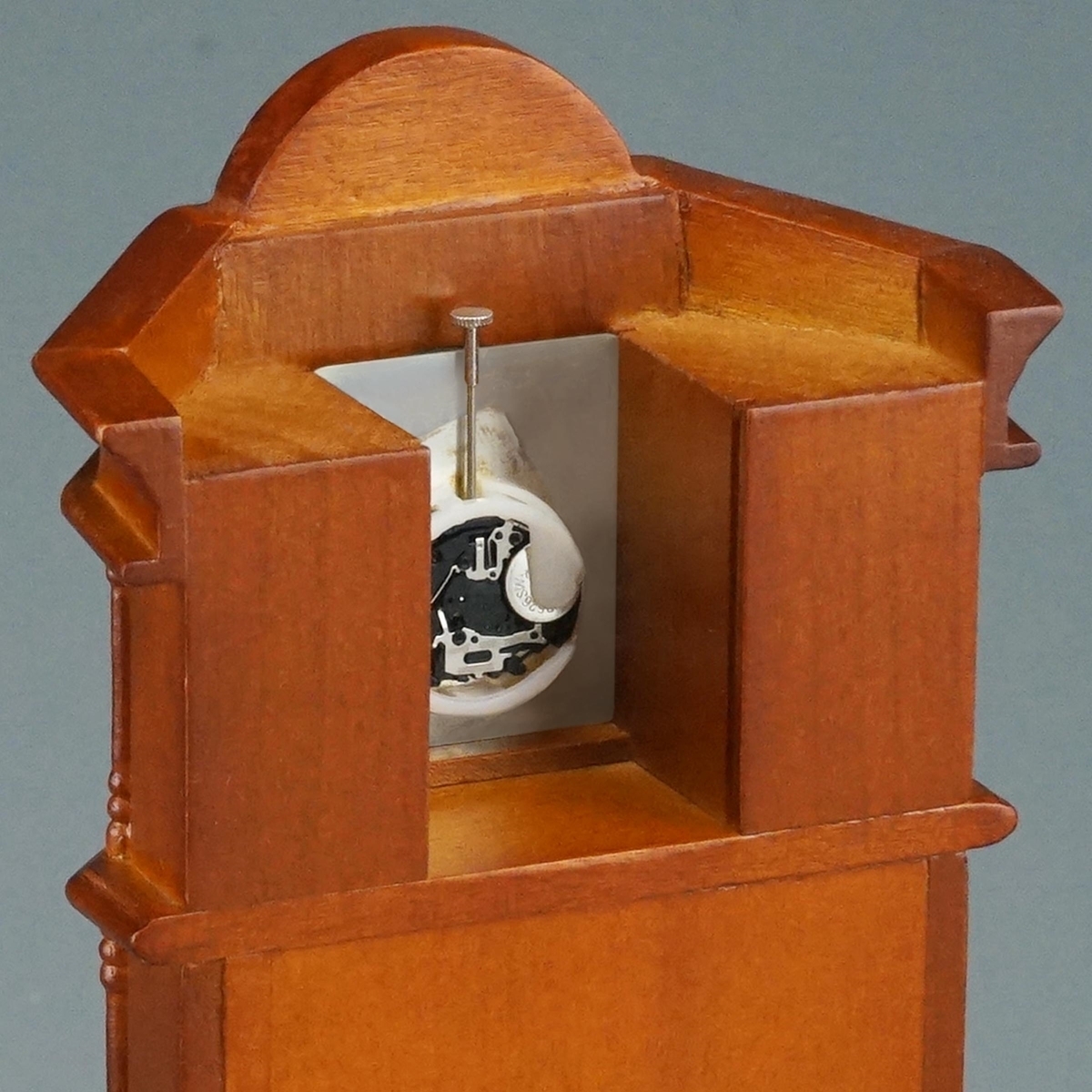Herrschaftliche Standuhr mit funktionierendem Uhrwerk