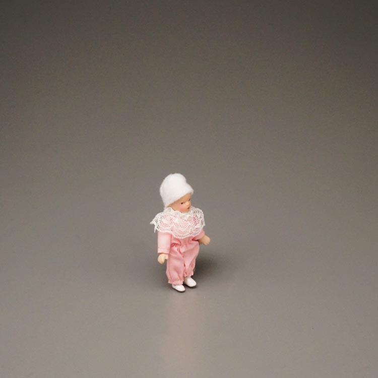 Babyfigur mit Porzellankopf