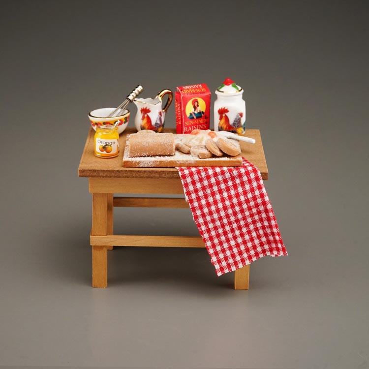 Arbeitstisch aus Holz mit Backset