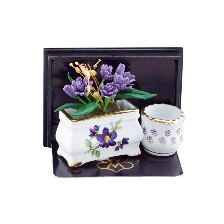 Blumenkasten mit lila Blumen und Blumentopf