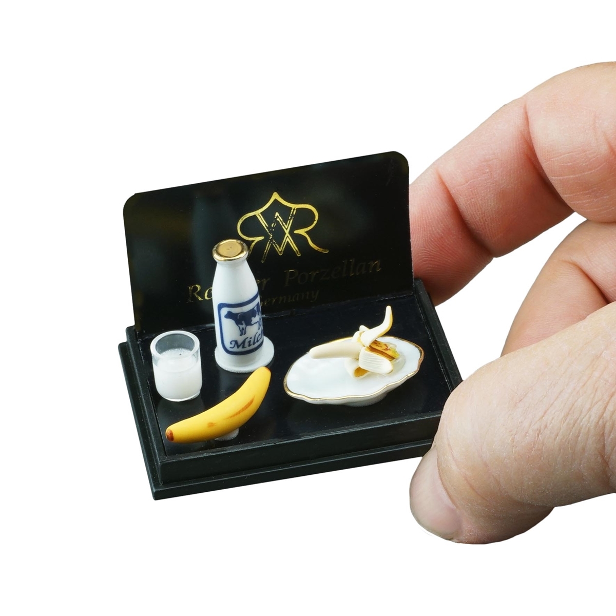 Bananenmilch mit einem Glas Milch