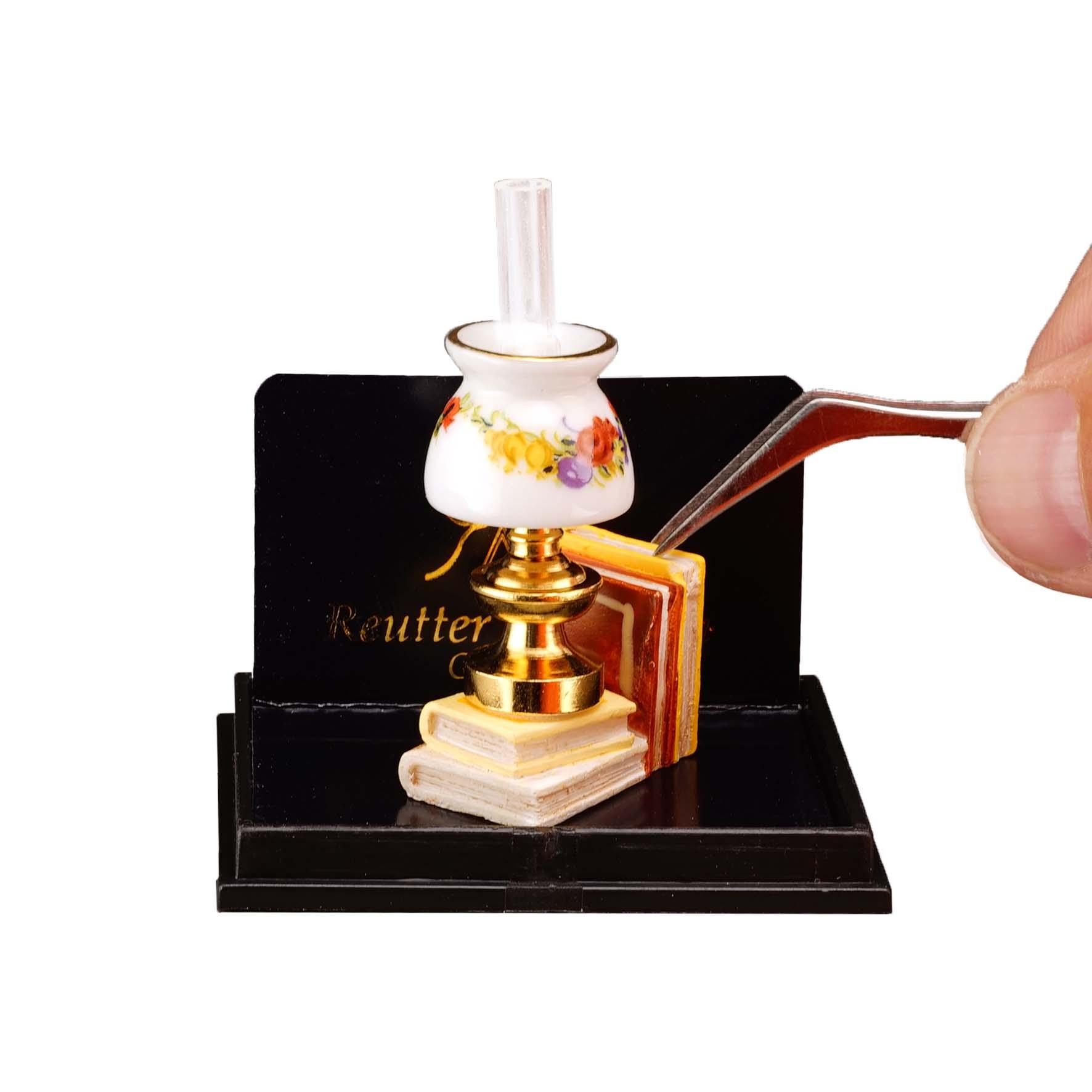 Petroleumlampe mit Büchern - Blumendekor