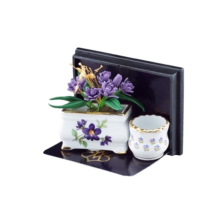 Blumenkasten mit lila Blumen und Blumentopf
