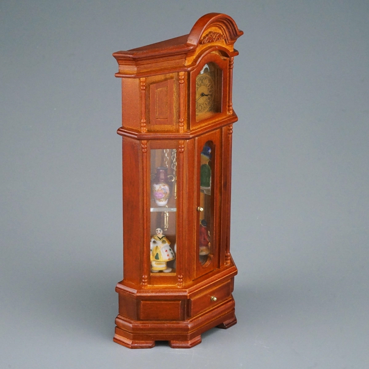 Herrschaftliche Standuhr mit funktionierendem Uhrwerk