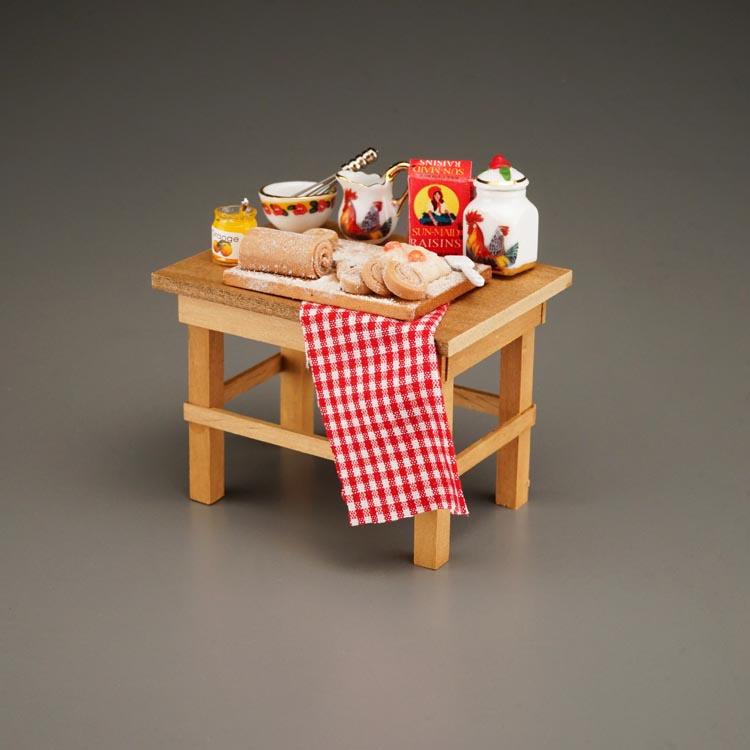 Arbeitstisch aus Holz mit Backset