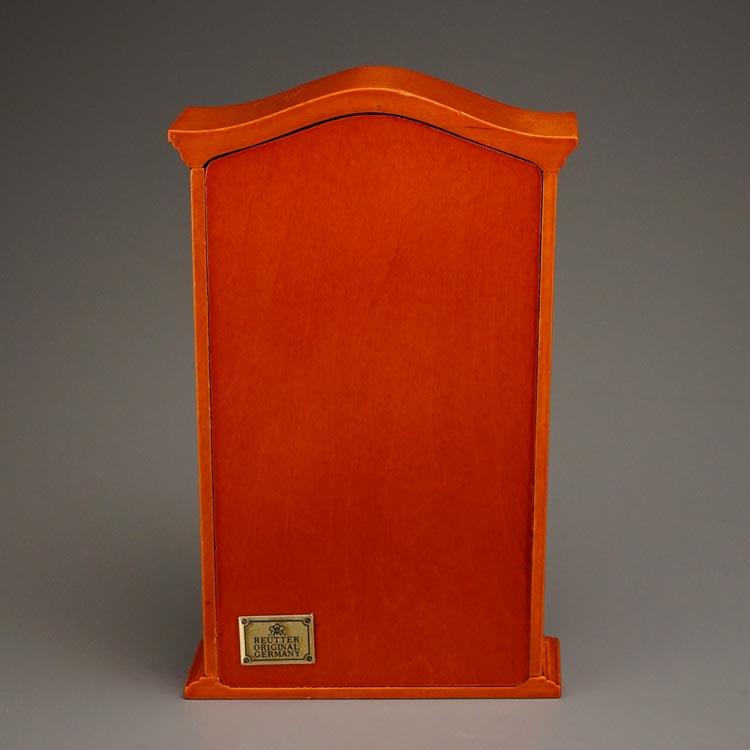 Barschrank aus Holz mit Spirituosen und Zigarren