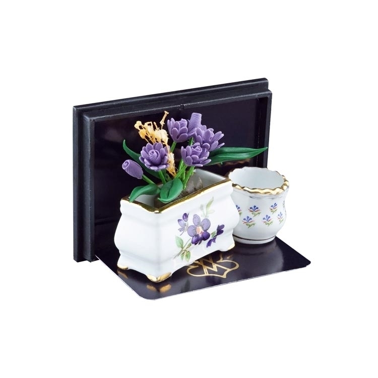 Blumenkasten mit lila Blumen und Blumentopf