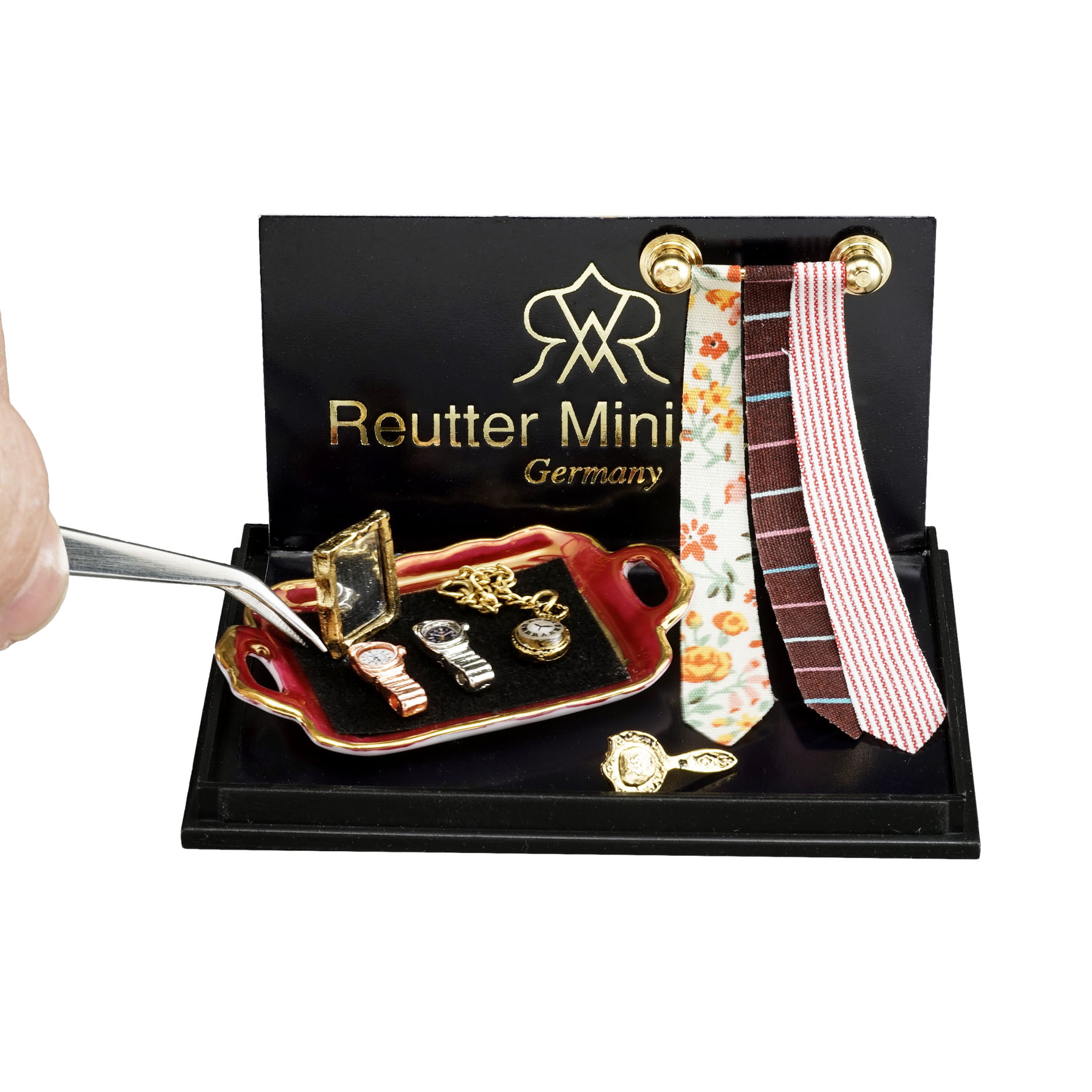Krawattenhalter mit 3 Krawatten, Taschen- und Armbanduhr sowie Spiegel und Bürste