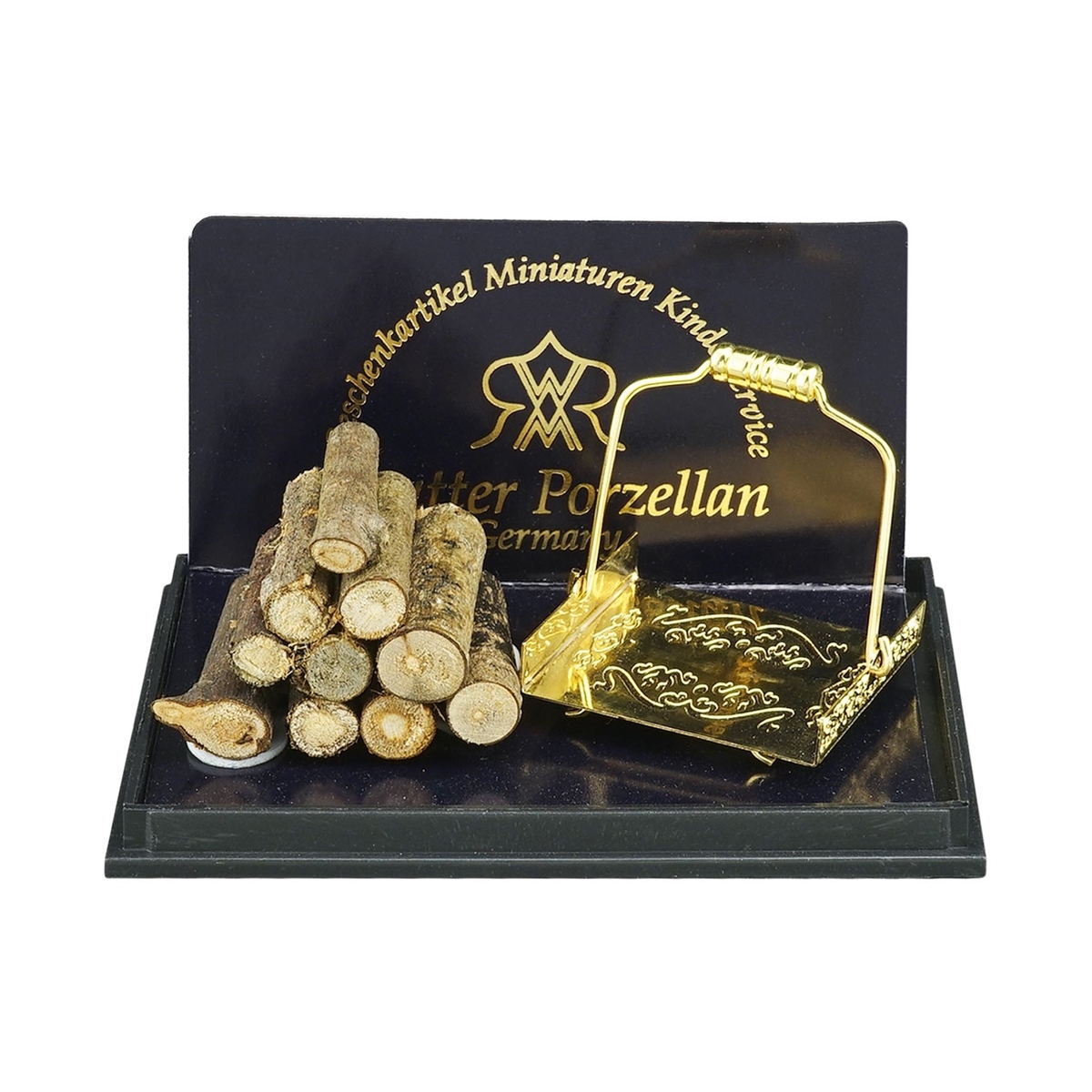 Kaminholz mit goldenem, schön verzierten Holzsammler