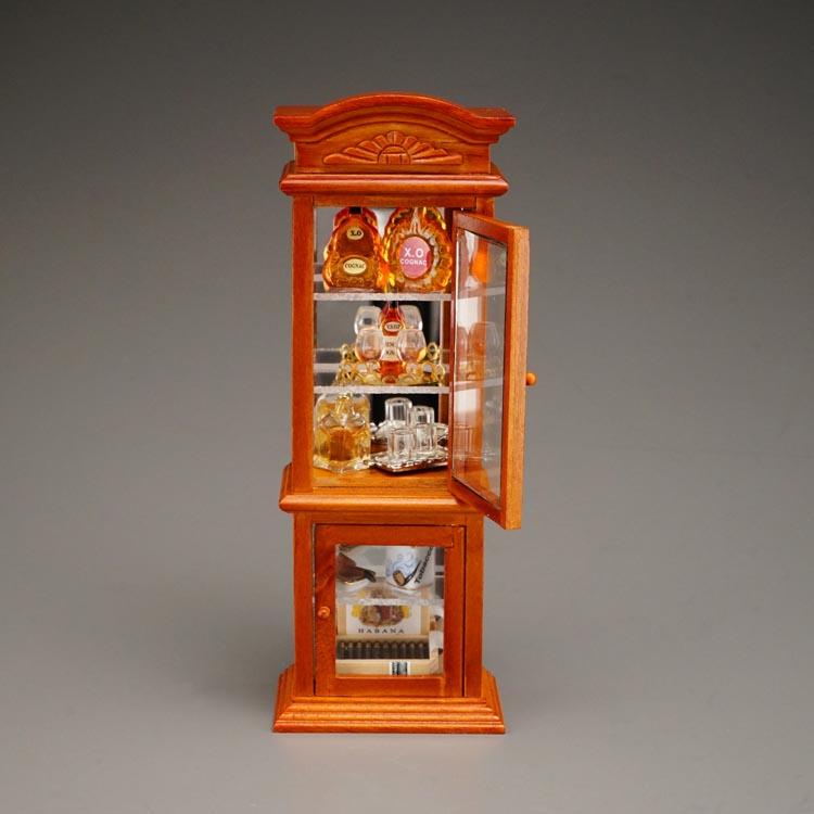 Herrenvitrine aus Holz mit Spirituosen und Zigarren