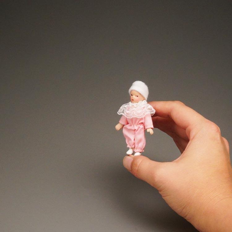 Babyfigur mit Porzellankopf