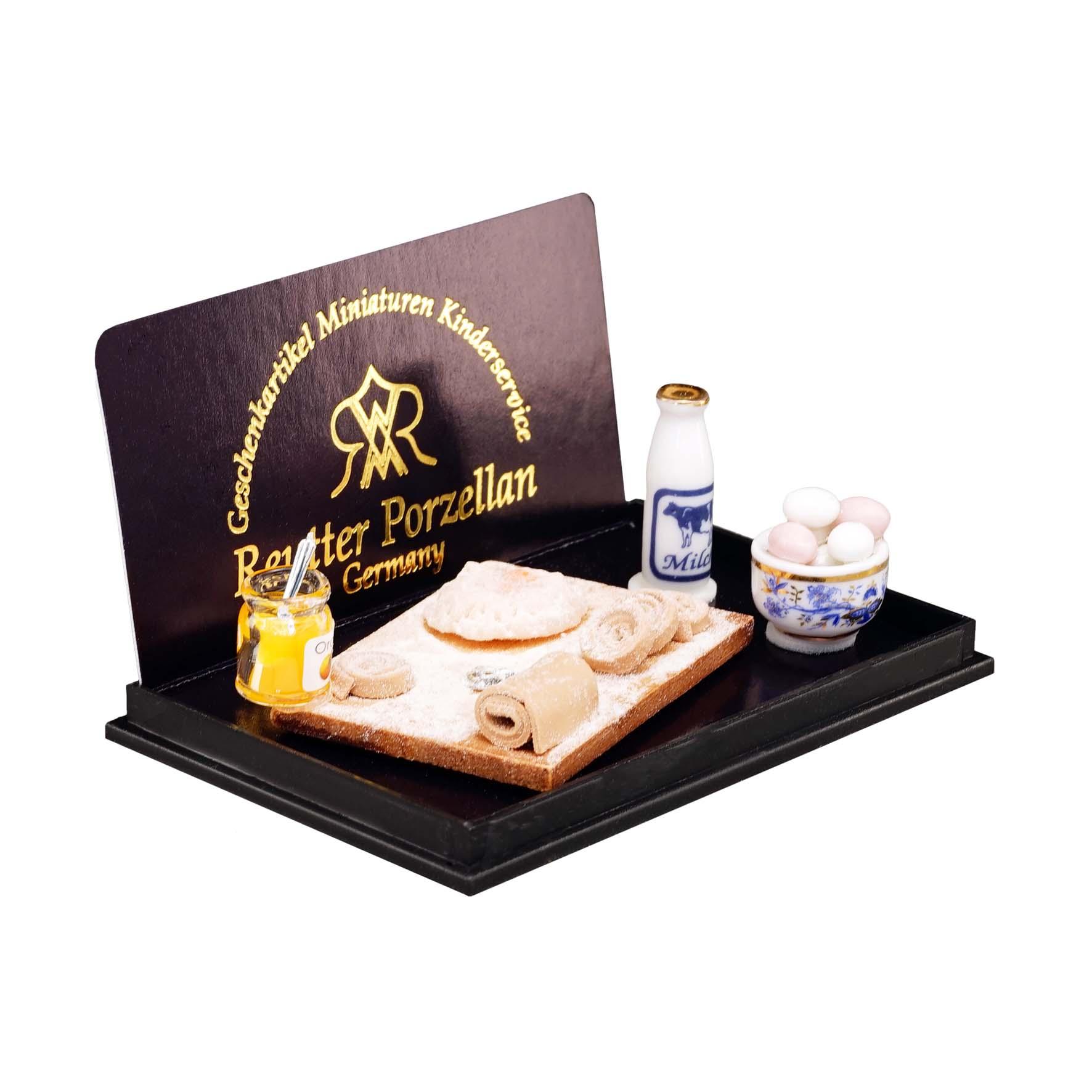 Backbrett mit Milch, Eiern, Mehl und Marmelade