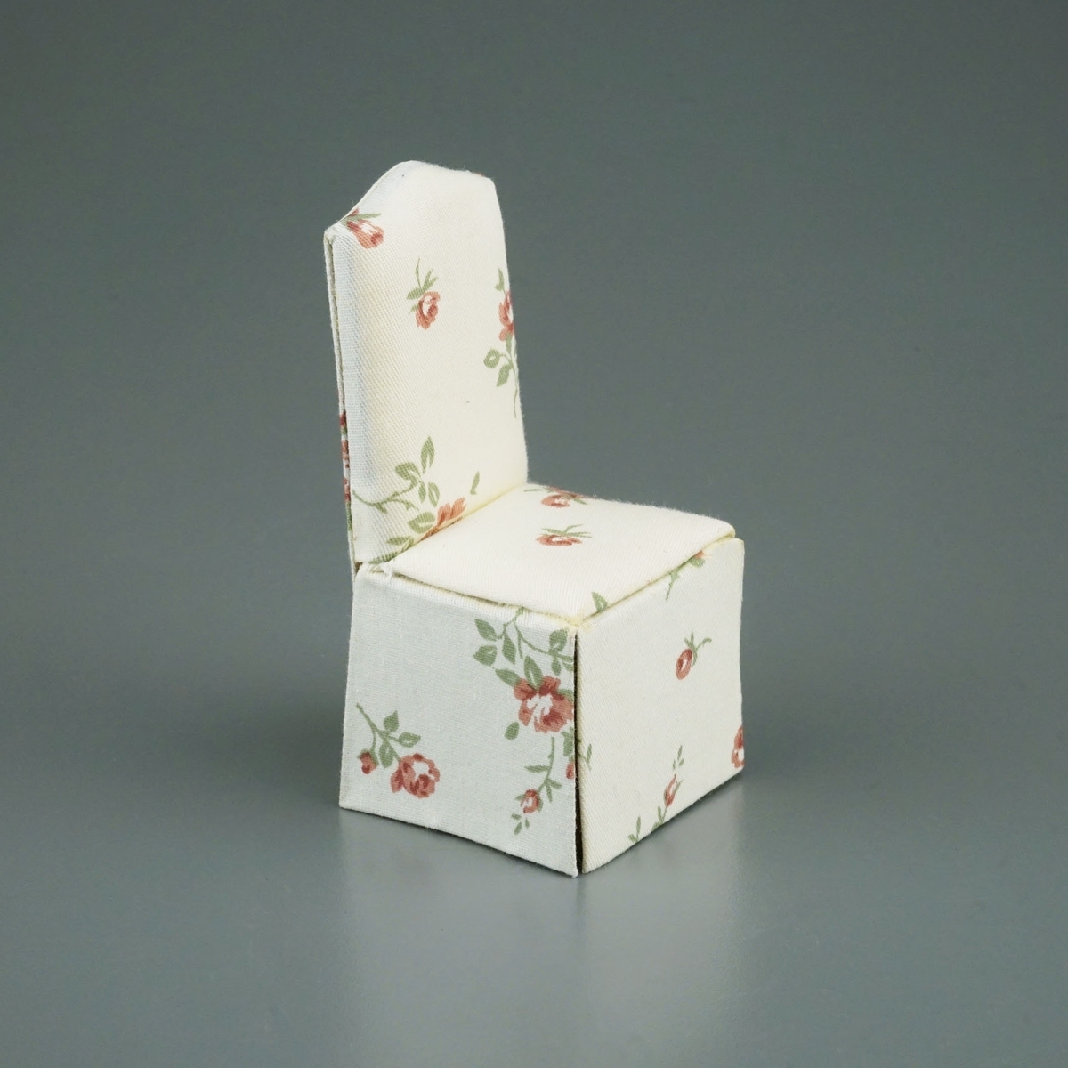 Stuhl mit Husse - große Rosen