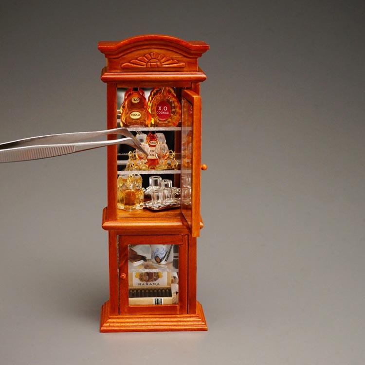 Herrenvitrine aus Holz mit Spirituosen und Zigarren