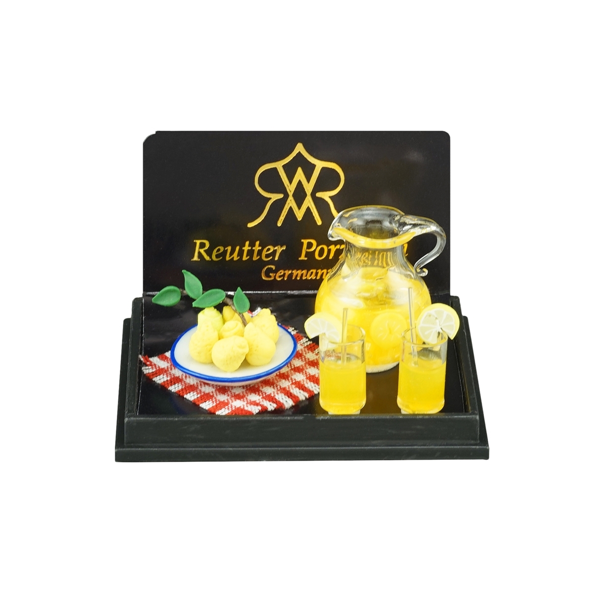 Zitronenlimonade mit frischen Zitronen