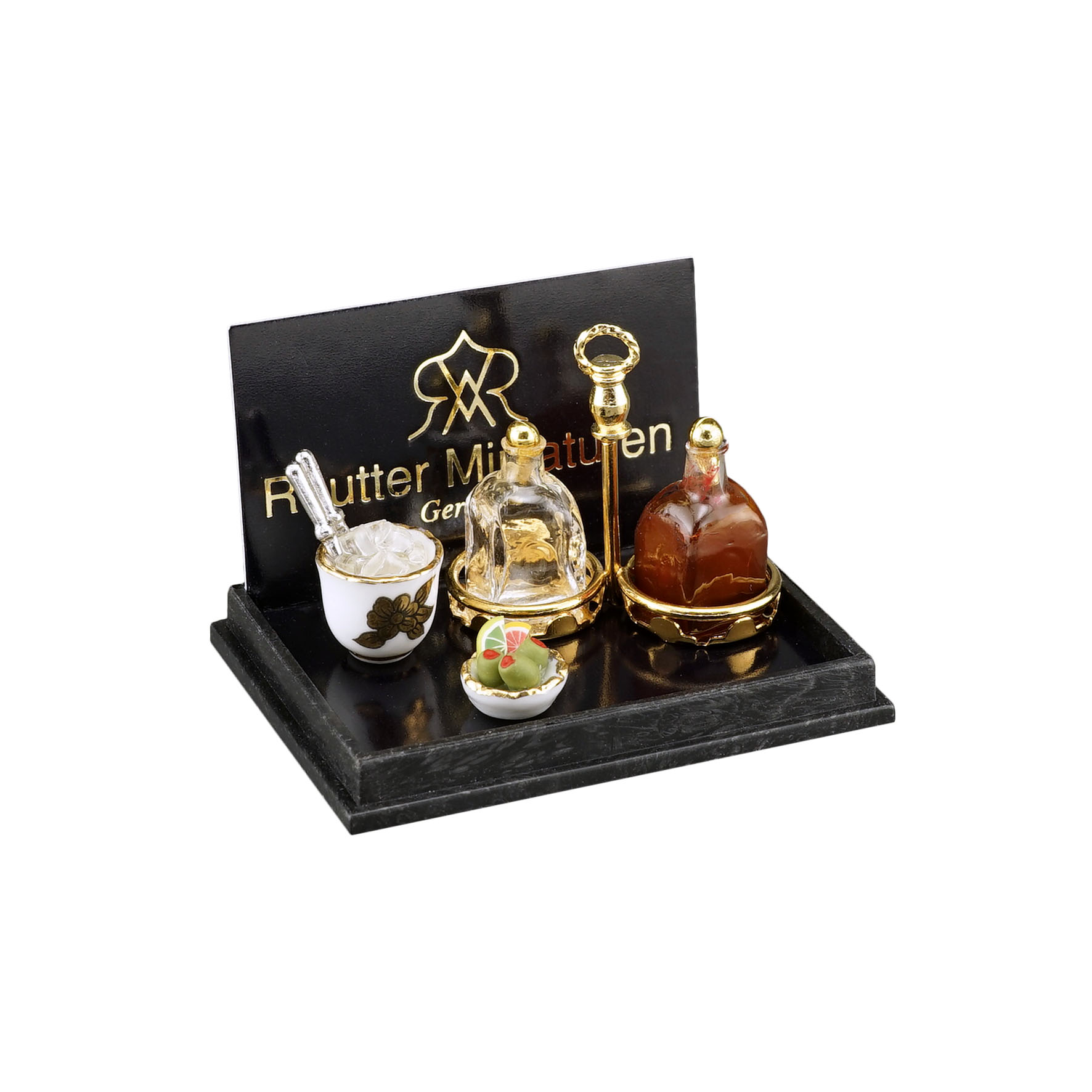 Whiskyset mit Eiswürfeln und Oliven im goldenen Flaschenträger aus Metall