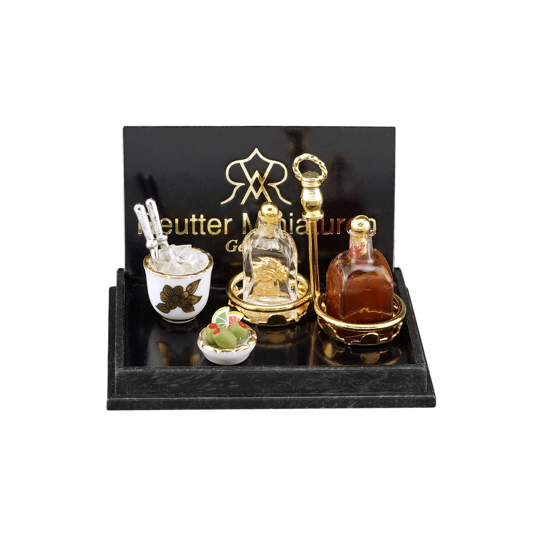 Whiskyset mit Eiswürfeln und Oliven im goldenen Flaschenträger aus Metall