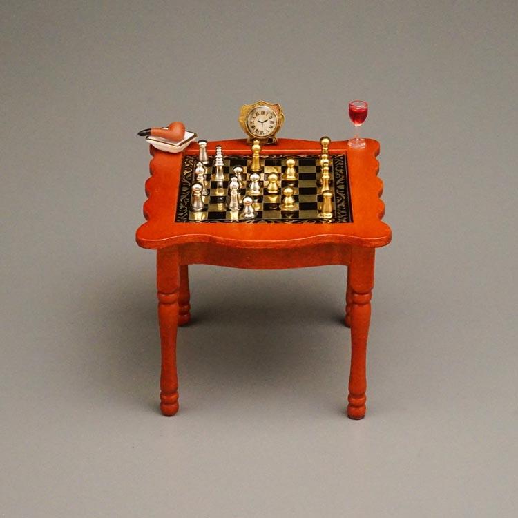 Schachtisch mit Metallfiguren