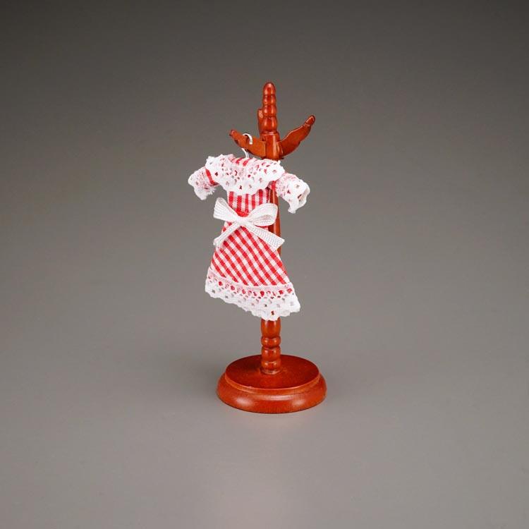 Kleiderständer aus Holz mit Kleid