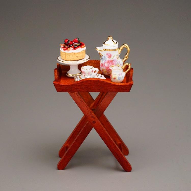 Serviertisch mit Kuchen und Kaffeeservice