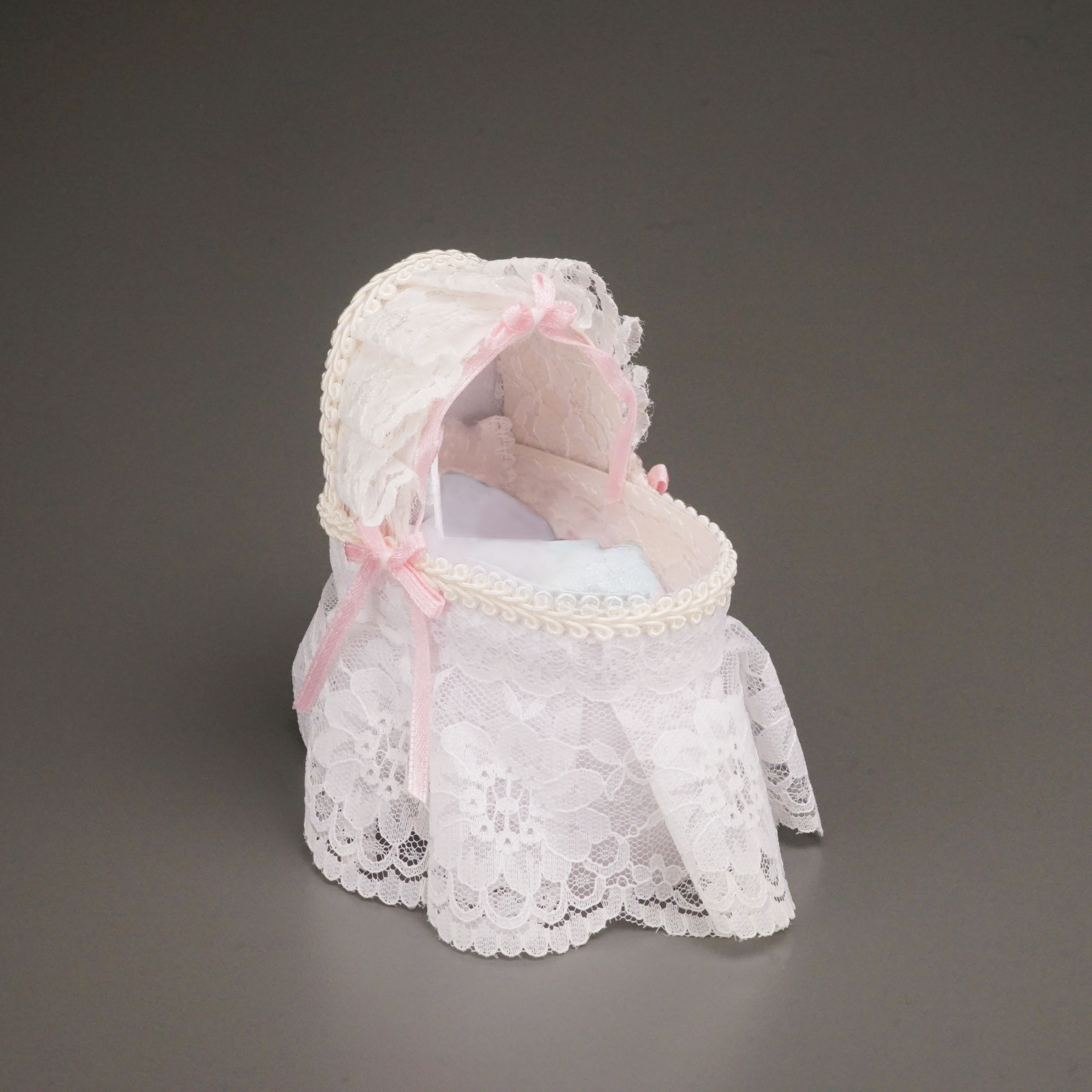 Babybett mit Spitze