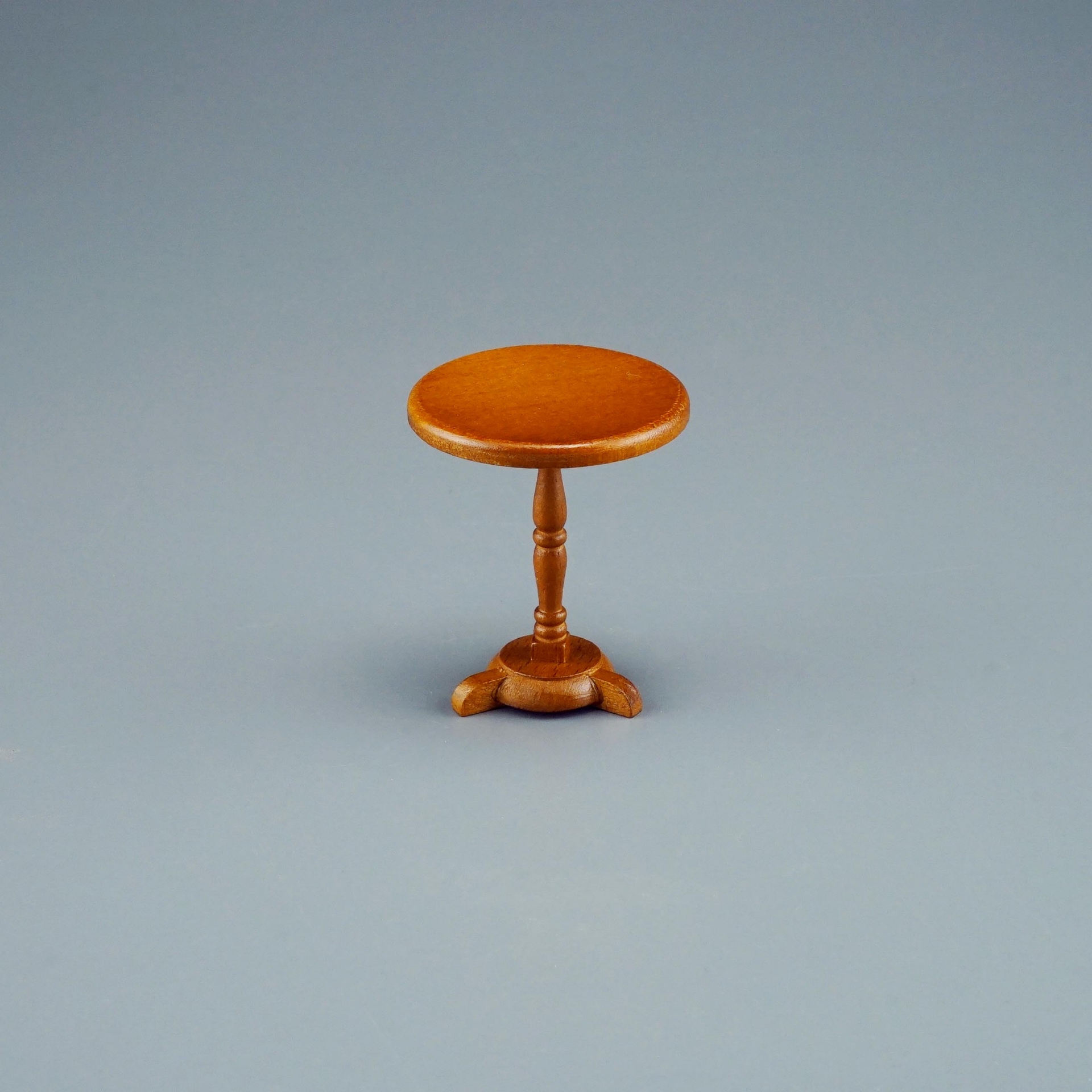 Kleiner runder Tisch aus Holz
