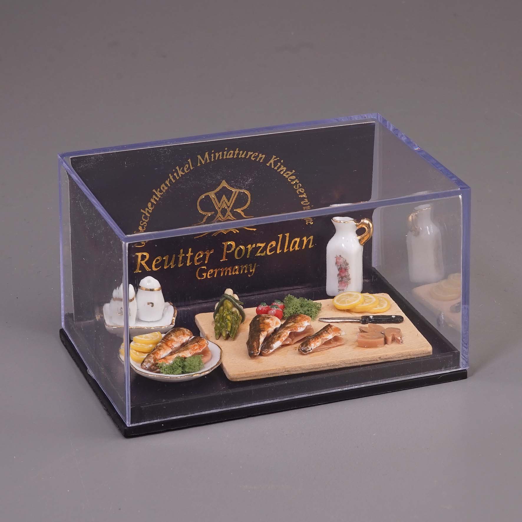 Fischzubereitung mit Fischbrett und Gewürzen