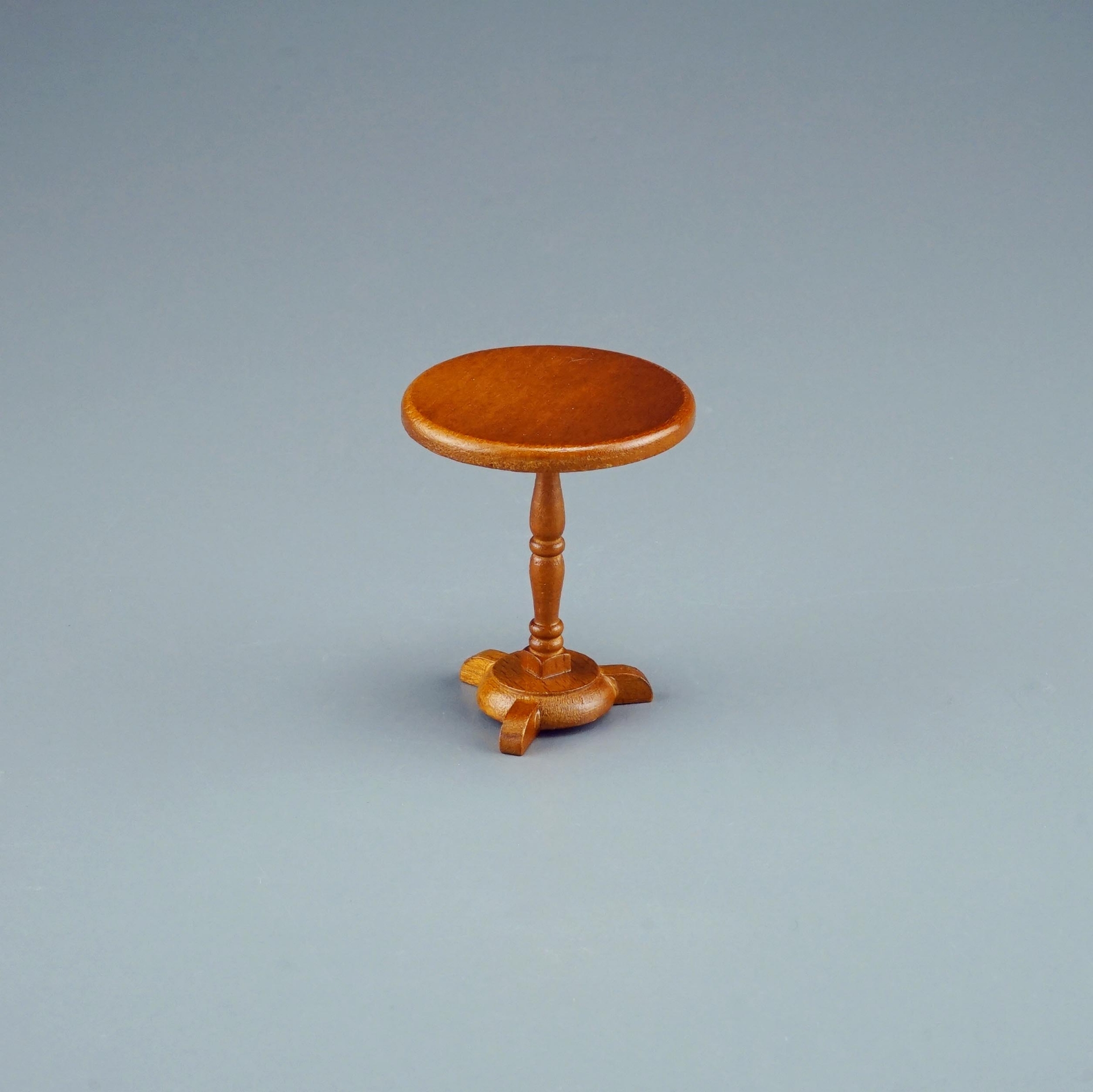 Kleiner runder Tisch aus Holz
