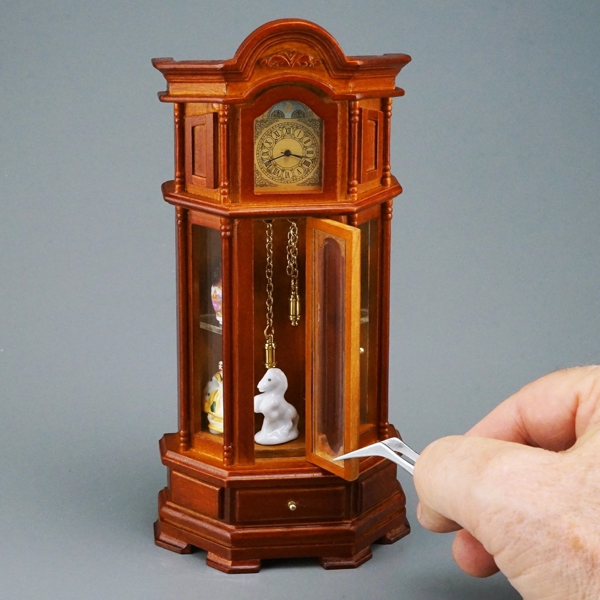 Herrschaftliche Standuhr mit funktionierendem Uhrwerk