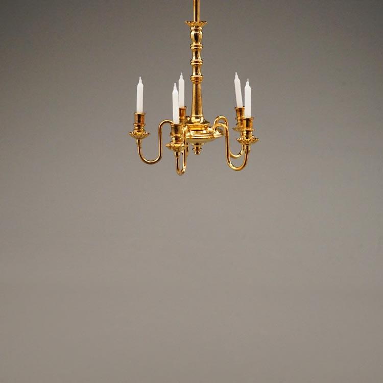 Metallkronleuchter mit Kerzen