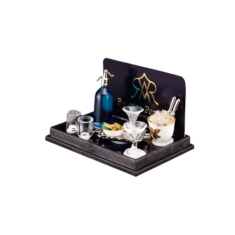 Barset mit Eiswürfeln, Gläsern und Soda Siphon