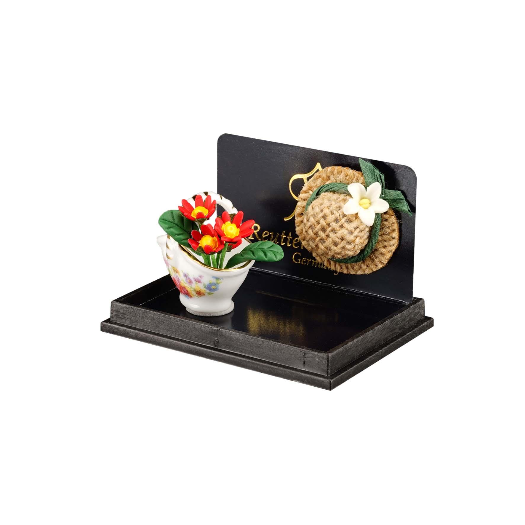 Blumenkörbchen mit Strohhut