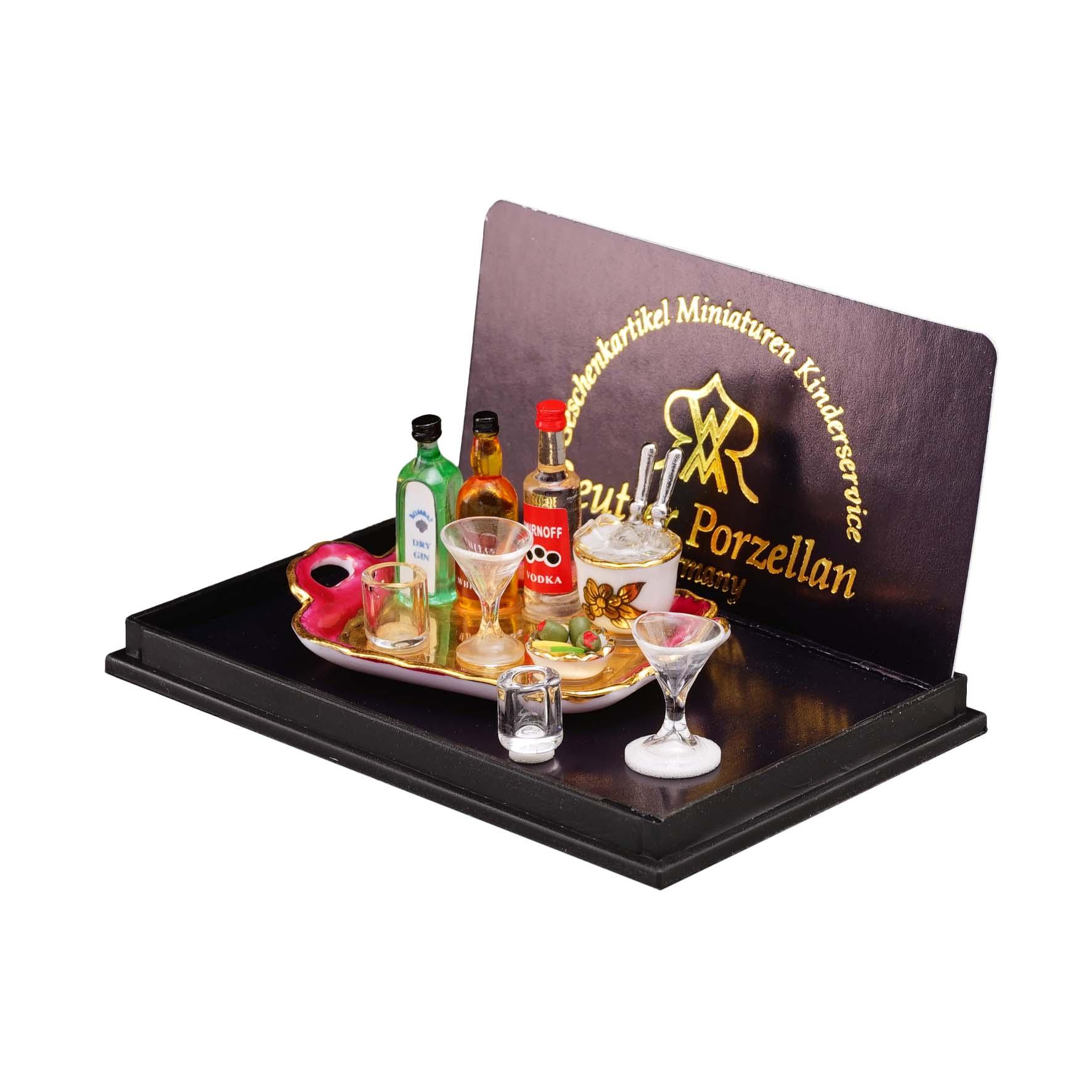 Aperitivset mit Spirituosen, Eis und Oliven