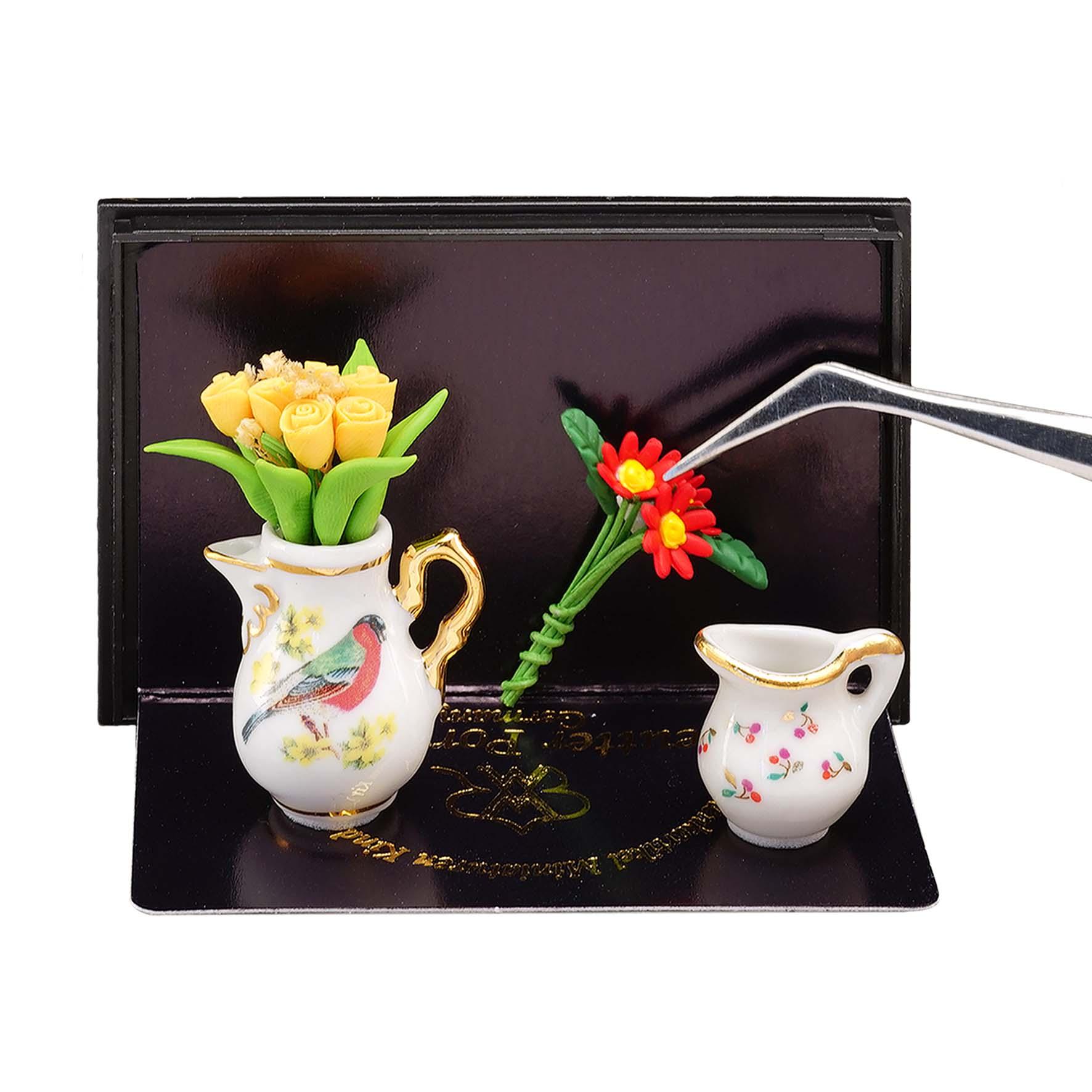 Blumenkannen mit Gelben und Roten Blumen