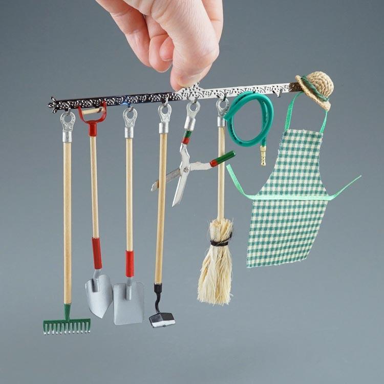 Großer Gartengerätehalter - mit Besen, Rechen, Schaufel, Schürze und Schlauch