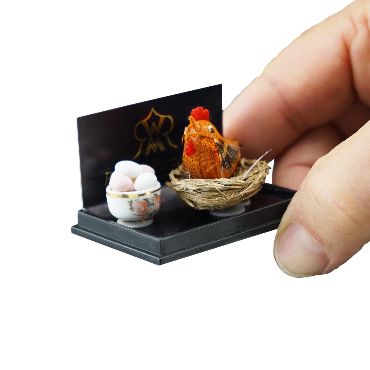 Hühnerhof - Huhn mit Eierschüssel