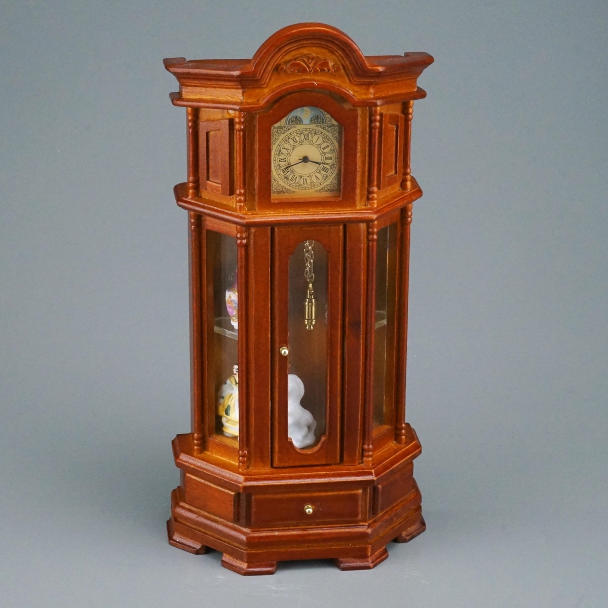 Herrschaftliche Standuhr mit funktionierendem Uhrwerk