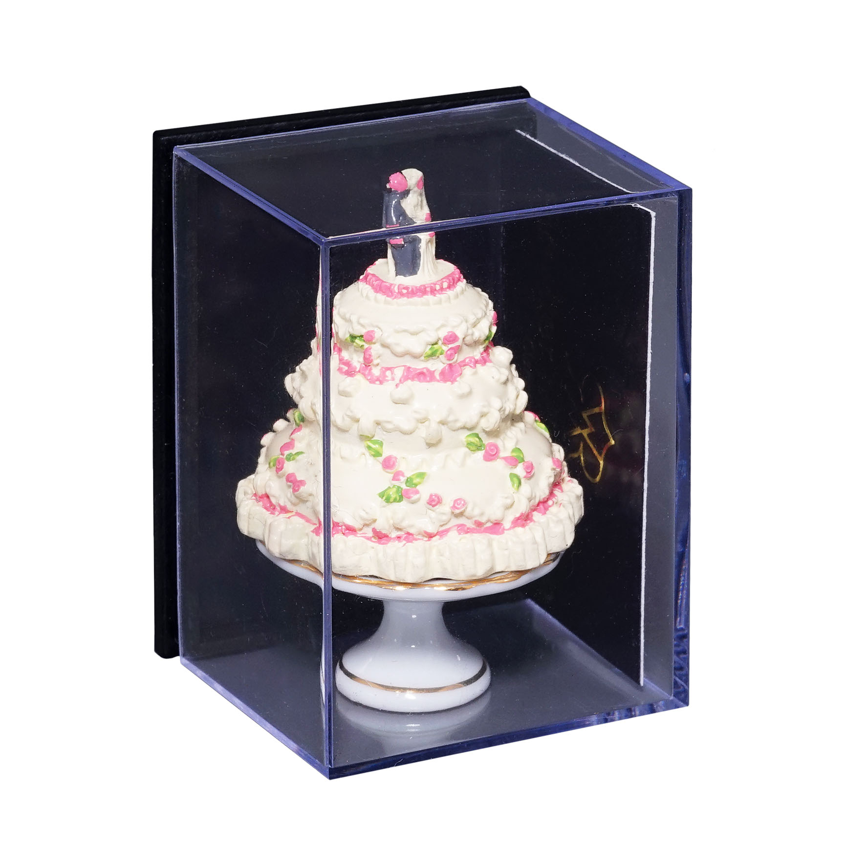 Hochzeitstorte auf Porzellanplatte mit Fuß