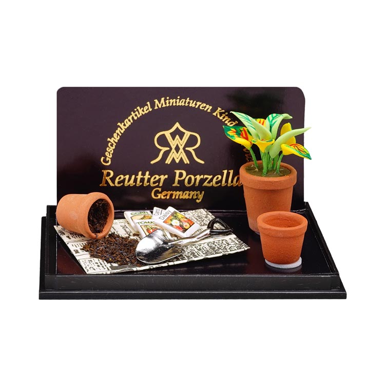Platz zum Eintopfen mit Gartenschaufel, Blumen, Töpfen und Zeitungspapier