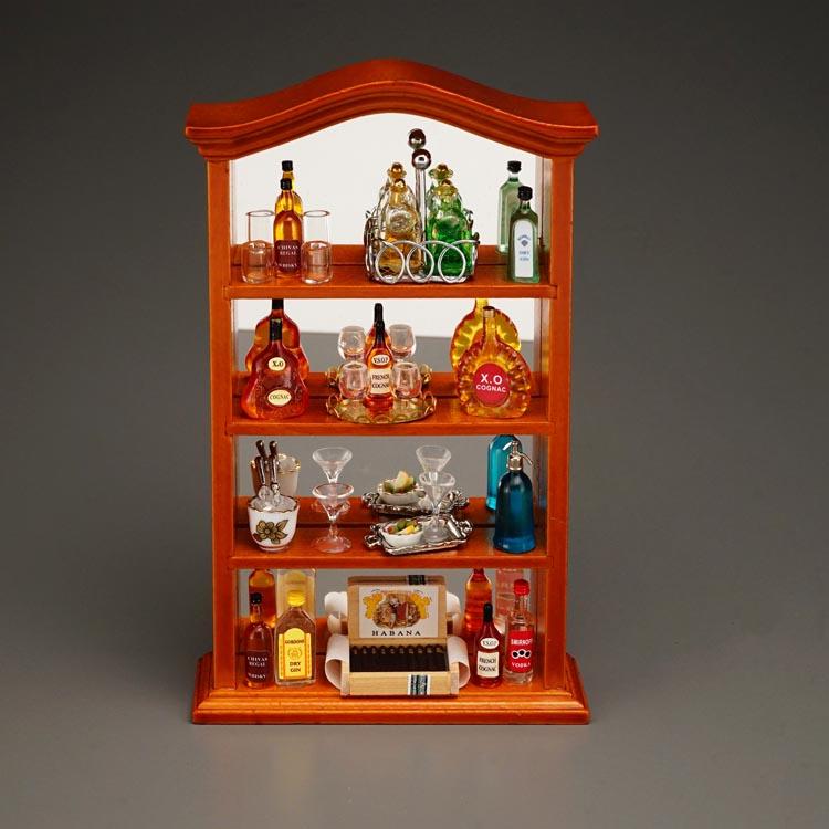 Barschrank aus Holz mit Spirituosen und Zigarren