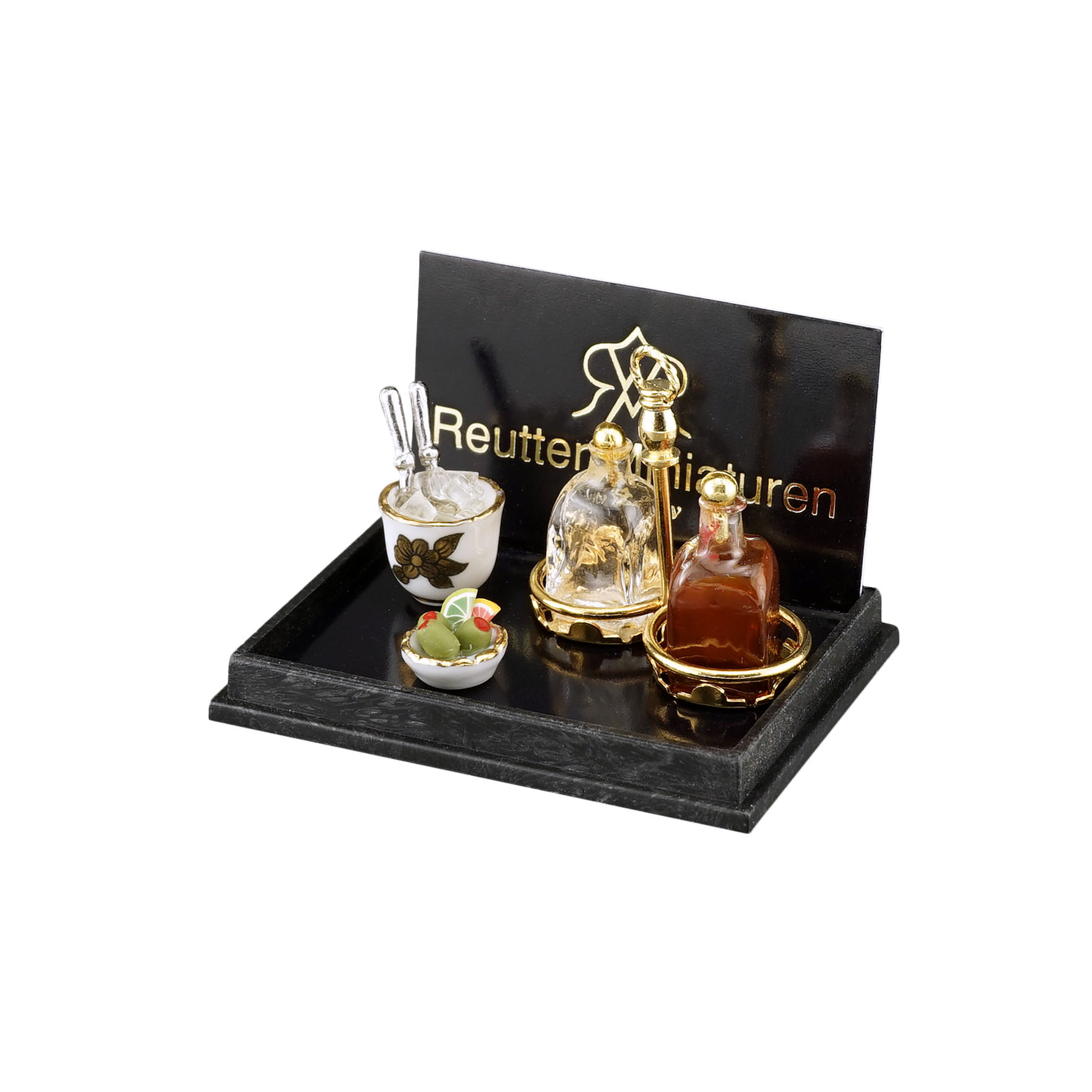 Whiskyset mit Eiswürfeln und Oliven im goldenen Flaschenträger aus Metall