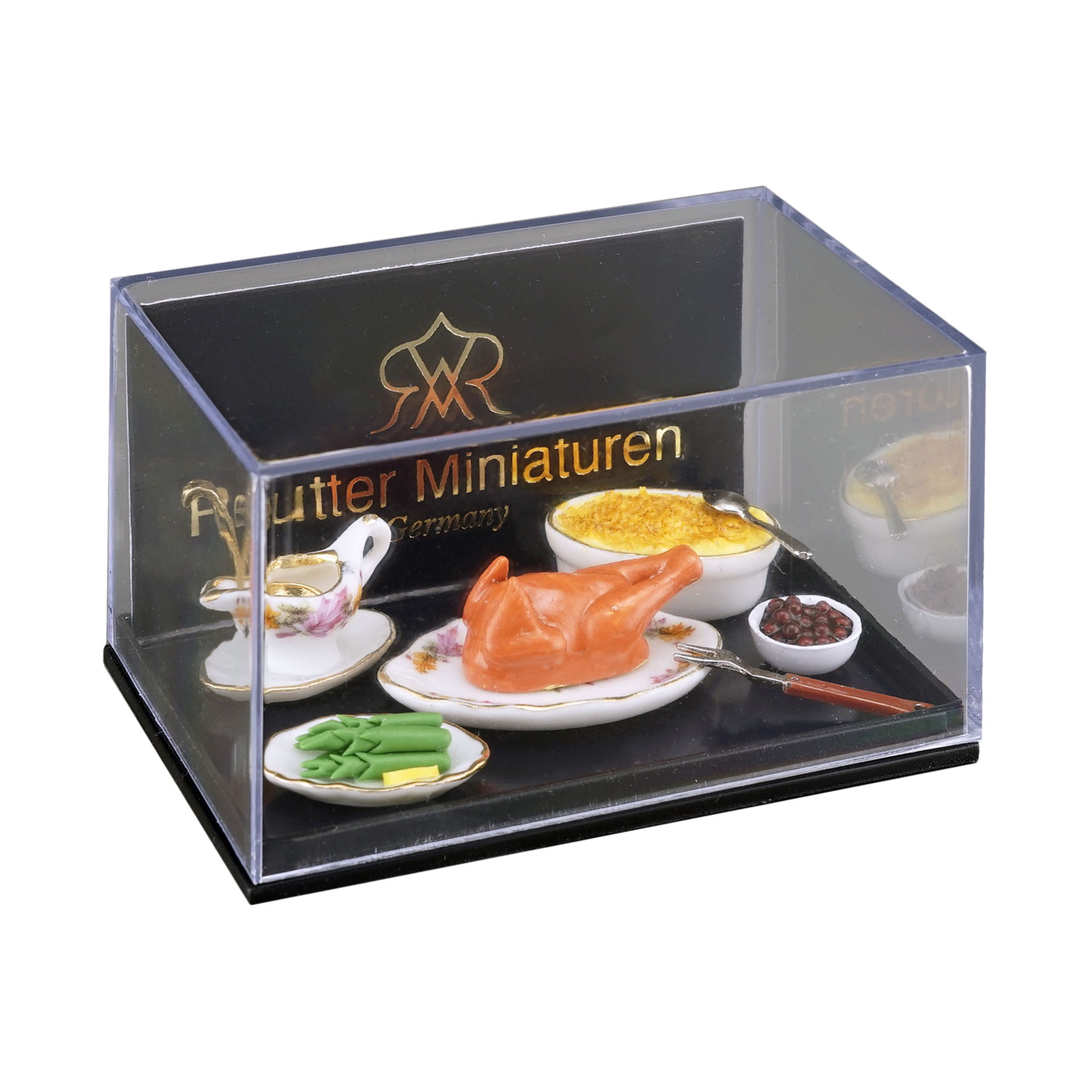 Amerikanisches Thanksgiving Dinner mit Truthahn, Kartoffelgratin und Sauciere