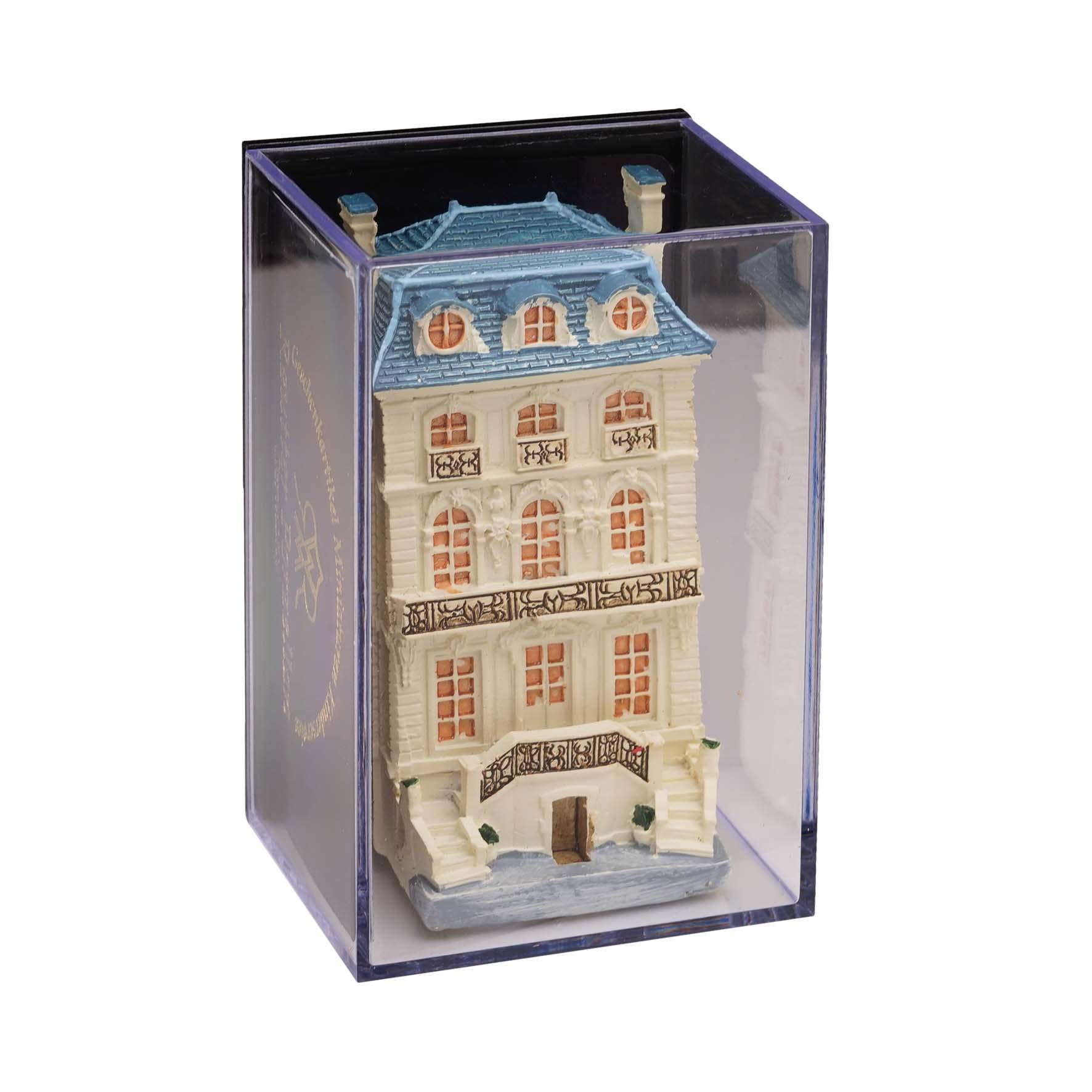 Puppenhaus mit blauem Dach