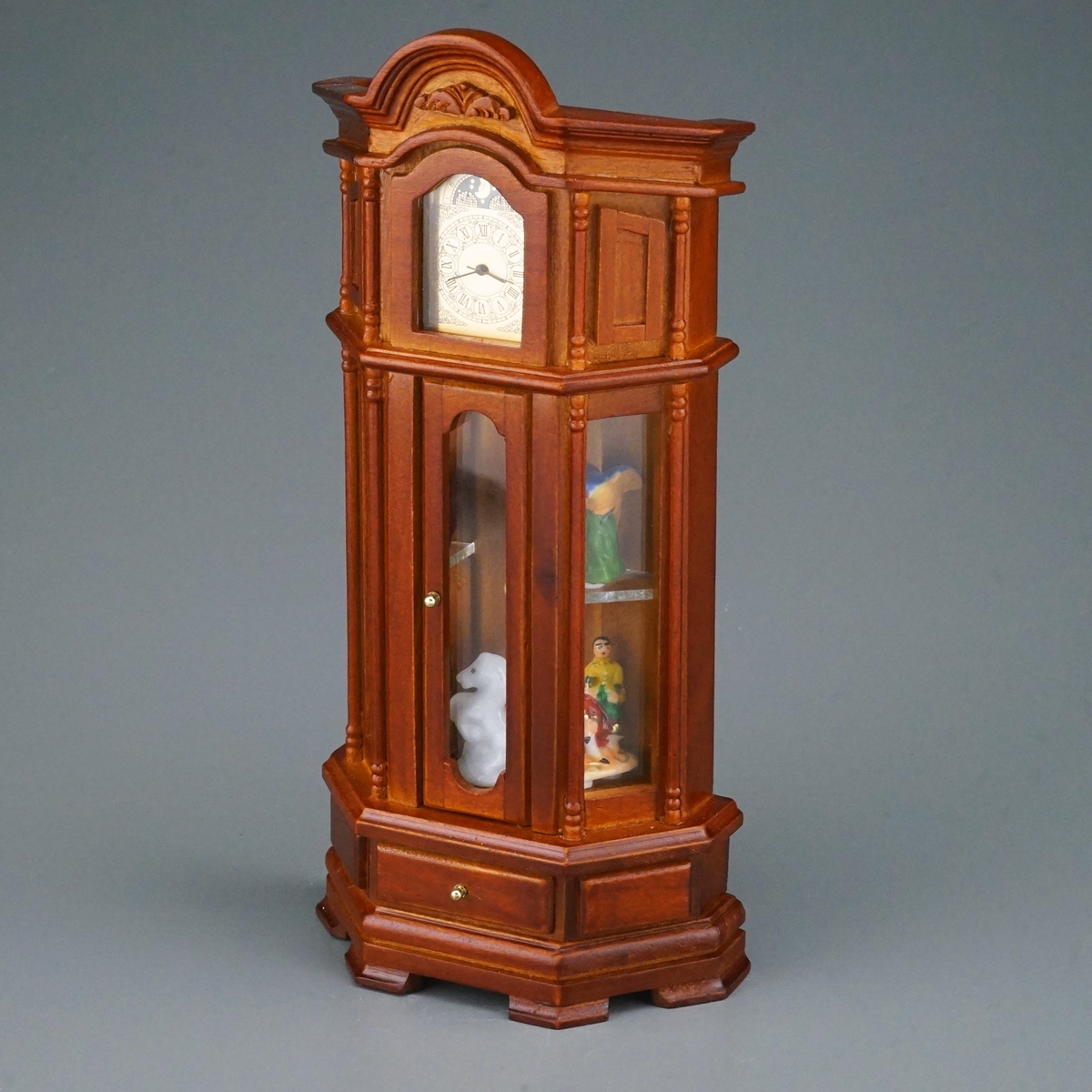 Herrschaftliche Standuhr mit funktionierendem Uhrwerk