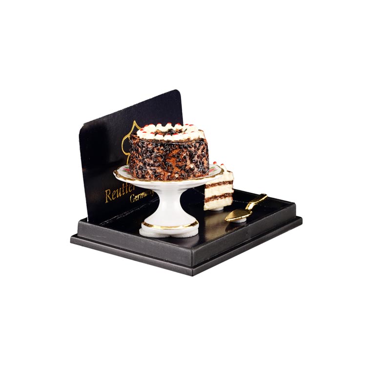 Schwarzwälder Kirschtorte auf Kuchenplatte mit Tortenheber